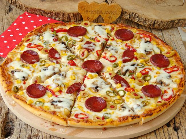 Ev Yapımı Lezzetli Pizza Tarifi - Fotoğraf 2